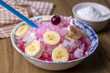 Geleneksel yerel Türk tatlısı, yaz tatlısı, buzlu hindili Adana Tatlısı (Türkçe adı; Bici bici tatlisi)