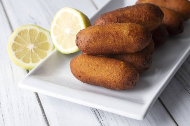 Kibbeh, Orta Doğu mutfağında (Türkçe: icli kofte) popüler bir yemektir.)