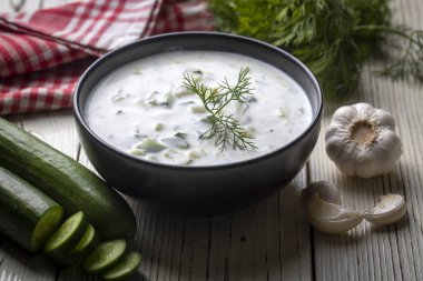 Geleneksel lezzetli aperatif; tzatziki (Türkçe adı; kakik)