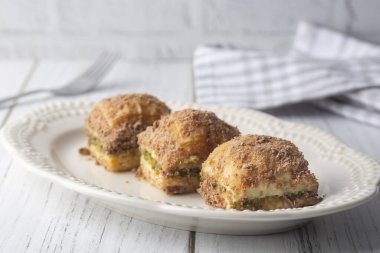 Geleneksel Türkçe yeni tatlı şam fıstıklı soğuk sütlü baklava (Türkçe adı; soguk baklava)