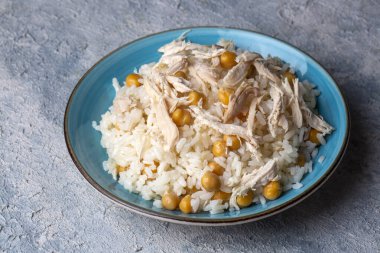 Geleneksel lezzetli Türk yemekleri; Nohutlu pilav ve tavuklu pilav (Türkçe adı: Tavuklu nohutlu pilav))