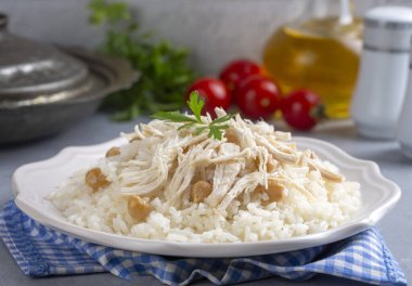 Geleneksel lezzetli Türk yemekleri; Nohutlu pilav ve tavuklu pilav (Türkçe adı: Tavuklu nohutlu pilav))