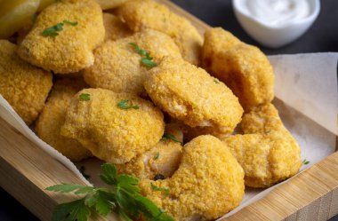 Lezzetli tavuk nugget ve patates kızartması.
