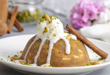 Dondurmalı Semolina tatlısı - Türkçe adı; dondurmali irmik helvasi