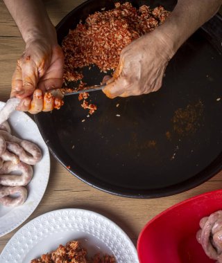 Geleneksel lezzetli Türk mutfağı, Ortadoğu yemekleri, sakatat tabakları, doldurulmuş koyun bağırsakları (Türkçe: Mumbar dolmasi))