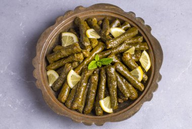 Lezzetli dolma (sarma) dolma yaprağı pilavı. Lübnan Dolma Sarması tabakta. Lübnan Türk mutfağı, Yunan ortadoğu mutfağı. (Türkçe adı: Yaprak sarma)
