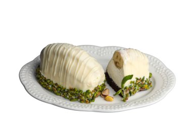 Beyaz arka planda beyaz çikolatalı muzlu pasta. Meyveli malaga keki.