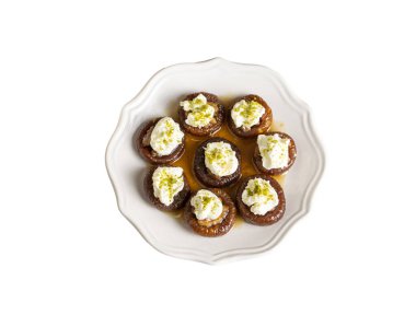 Kuru incir tatlısıyla doldurulmuş, şurup, geleneksel, şam fıstığı ve kaymak (Türkçe adı; Kaymakli incir tatlisi )