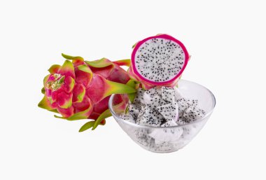 Beyaz arka planda ejderha meyvesi