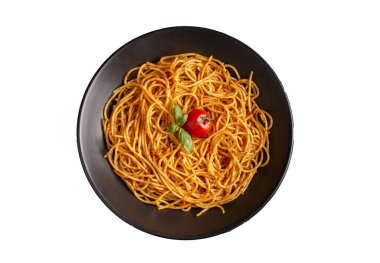 Lezzetli iştah açıcı klasik İtalyan spagettisi domates soslu makarna, peynirli parmesan peynirli fesleğen ve beyaz mermer masada makarna pişirmek için malzemeler..