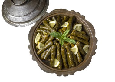 Lezzetli dolma (sarma) doldurulmuş üzüm yaprağı pilav, beyaz yoğurt sosu. Lübnan Dolma Sarması tabakta. Lübnan Türk mutfağı, Yunan ortadoğu mutfağı. (Türkçe adı: Yaprak sarma)