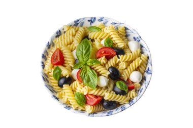 İtalyan soğuk makarna salatası ya da makarna fredda alla caprese. Tam üstte. Fusilli, domates, mozzarella, zeytin, roka. Türk ismi; burgu makarna salatasi