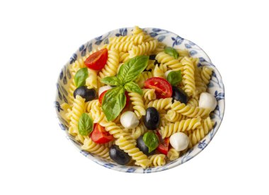 İtalyan soğuk makarna salatası ya da makarna fredda alla caprese. Tam üstte. Fusilli, domates, mozzarella, zeytin, roka. Türk ismi; burgu makarna salatasi