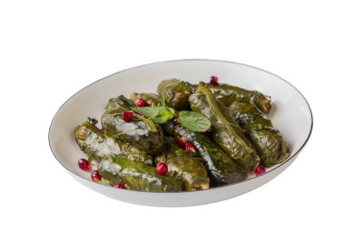 Pazi sarma. Pirinç, baharat, sarmaşık, dolmades, dolmadaki, dolmadakia ile doldurulmuş pazı yapraklarından yapılmış geleneksel Türk yemeği.