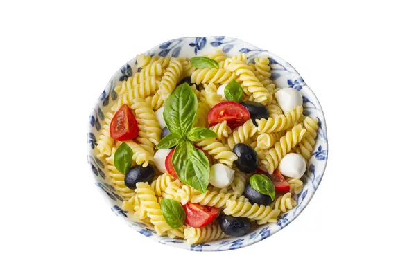 İtalyan soğuk makarna salatası ya da makarna fredda alla caprese. Tam üstte. Fusilli, domates, mozzarella, zeytin, roka. Türk ismi; burgu makarna salatasi