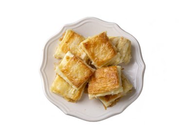 Lezzetli Türk tepsisi pastası, peynirli su boregi. Adana borek.