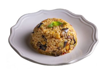 Geleneksel lezzetli Türk yemekleri; patlıcan ve sebzeli Bulgur pilavı. (Türkçe adı; Patlicanli bulgur pilavi)