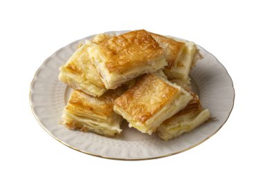 Lezzetli Türk tepsisi pastası, peynirli su boregi. Adana borek.