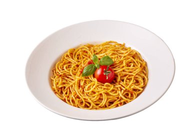 Lezzetli iştah açıcı klasik İtalyan spagettisi domates soslu makarna, peynirli parmesan peynirli fesleğen ve beyaz mermer masada makarna pişirmek için malzemeler..