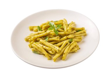 Gri arka planda kişniş soslu Casarecce makarna, üst manzara. Lezzetli vejetaryen yemeği.