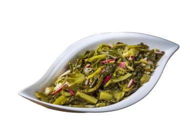 Geleneksel Türk aperatifleri; Ege salatası, turp salatası. Türkçe adı: ege otlari mezesi veya salatasi