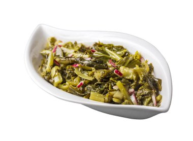 Geleneksel Türk aperatifleri; Ege salatası, turp salatası. Türkçe adı: ege otlari mezesi veya salatasi