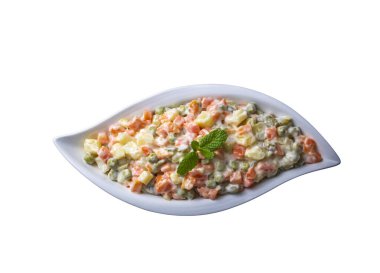 Rus salatası mayonez ve yumurtalı Olivier (Türkçe: Rus salatasi))