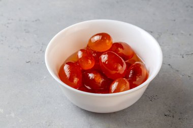 Kavanozda ev yapımı kumkat reçeli ve taze kumkatlar.