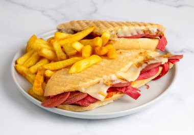 Lezzetli görünen sıcak sandviç - tost. Karışık tost, çedar peyniri ve salamlı sandviç..