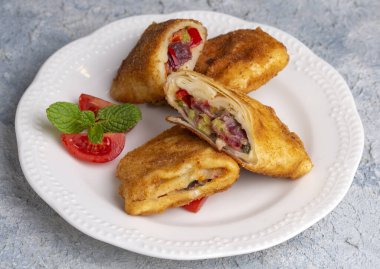 Pastirma (pastırma) ve çedar peynirli Türk Pacanga Boregi. - Pastirmali Borek.