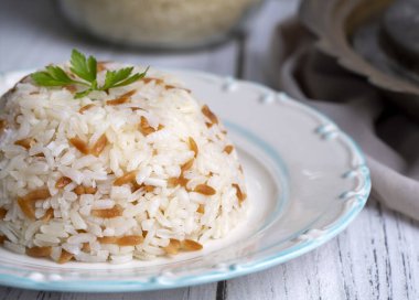 Geleneksel lezzetli Türk yemekleri; Türk usulü pirinç pilavı (Türkçe adı; Arpa sehriyeli pirinc pilavi)