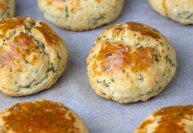 Lezzetli Türk yemekleri, dereotlu peynirli hamur işi, Türkçe adı; dere otlu peynirli pogaca