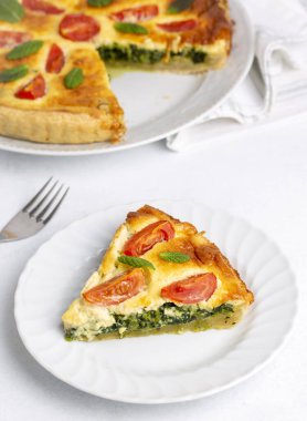 Vejetaryen ev yapımı turta, domatesli kiş, ıspanak ve peynir, ıspanaklı kiş (Türkçe adı: ispanakli kis))