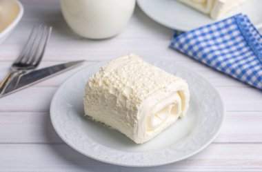 Türk kremalı süt ürünü. Türk kahvaltısı için bir bardak sütlü pıhtılaşmış krema. (Türkçe adı; kayak)