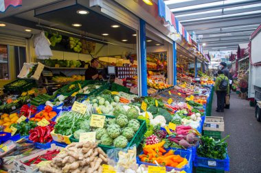 Düsseldorf - Almanya - 15 Şubat 2024, Carlsplatz pazarındaki çiçekçi tezgahı - tezgahların satıldığı açık alan, sebze, çiçek, et ve sokak yemekleri