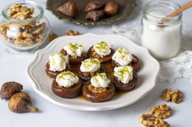 Kuru incir tatlısıyla doldurulmuş, şurup, geleneksel, şam fıstığı ve kaymak (Türkçe adı; Kaymakli incir tatlisi )