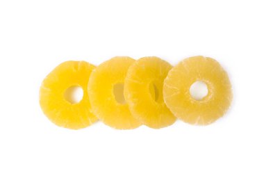 Beyaz arka planda kurumuş ananas meyvesi halkaları.
