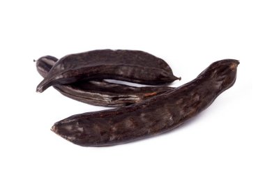 Beyaz Arkaplanda Keçiboynuzu Meyvesi İzole Edildi