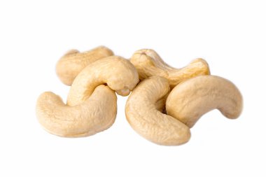 Beyaz arka planda çiğ kaju fıstığı..