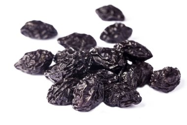 Beyaz arka planda kurutulmuş erik meyvesi..