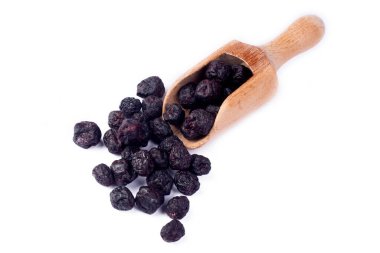 Beyaz arka planda izole edilmiş kurumuş aronya üzümü.