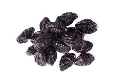 Beyaz arka planda kurutulmuş erik meyvesi..