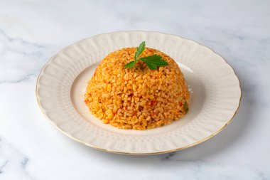 Tabakta domates sosu bulunan geleneksel Türk bulgur pilavı (Türkçe adı; meyhane pilavi))