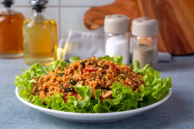 Geleneksel lezzetli Türk yemekleri: bulgur salatası (kisir)