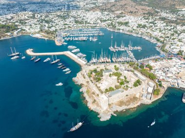 Bodrum 'un Türk Rivierası' ndaki hava manzarası. Aziz Peter Kalesi, Bodrum Kalesi ve marina manzarası