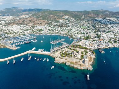 Bodrum 'un Türk Rivierası' ndaki hava manzarası. Aziz Peter Kalesi, Bodrum Kalesi ve marina manzarası