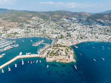 Bodrum 'un Türk Rivierası' ndaki hava manzarası. Aziz Peter Kalesi, Bodrum Kalesi ve marina manzarası