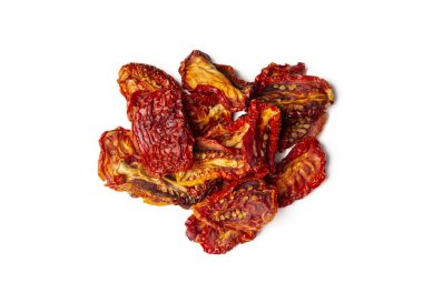 Beyaz arka plan üzerinde izole güneş kurutulmuş domates.