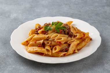 Kıyma ve domates soslu makarna.