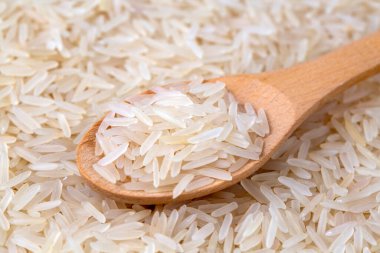 Tahta kaşıkta çiğ basmati pilavı.